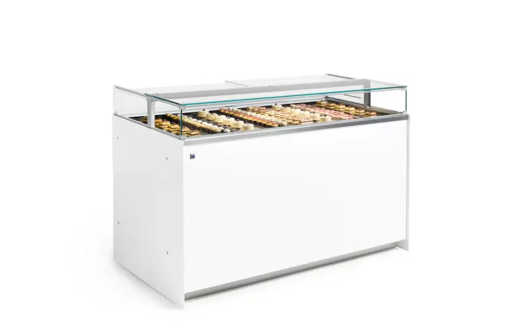 IFI Delice – nowoczesna witryna chłodnicza do ciast i deserów IFI Delice w wersji cukierniczej to elegancka i kompaktowa witryna chłodnicza do ekspozycji ciast, tortów i deserów. Dzięki panoramicznej szybie, oświetleniu LED i niskiej zabudowie, witryna doskonale podkreśla estetykę wyrobów cukierniczych, jednocześnie zapewniając optymalne warunki chłodzenia. Prosty, nowoczesny design idealnie komponuje się z wnętrzami cukierni i kawiarni premium.