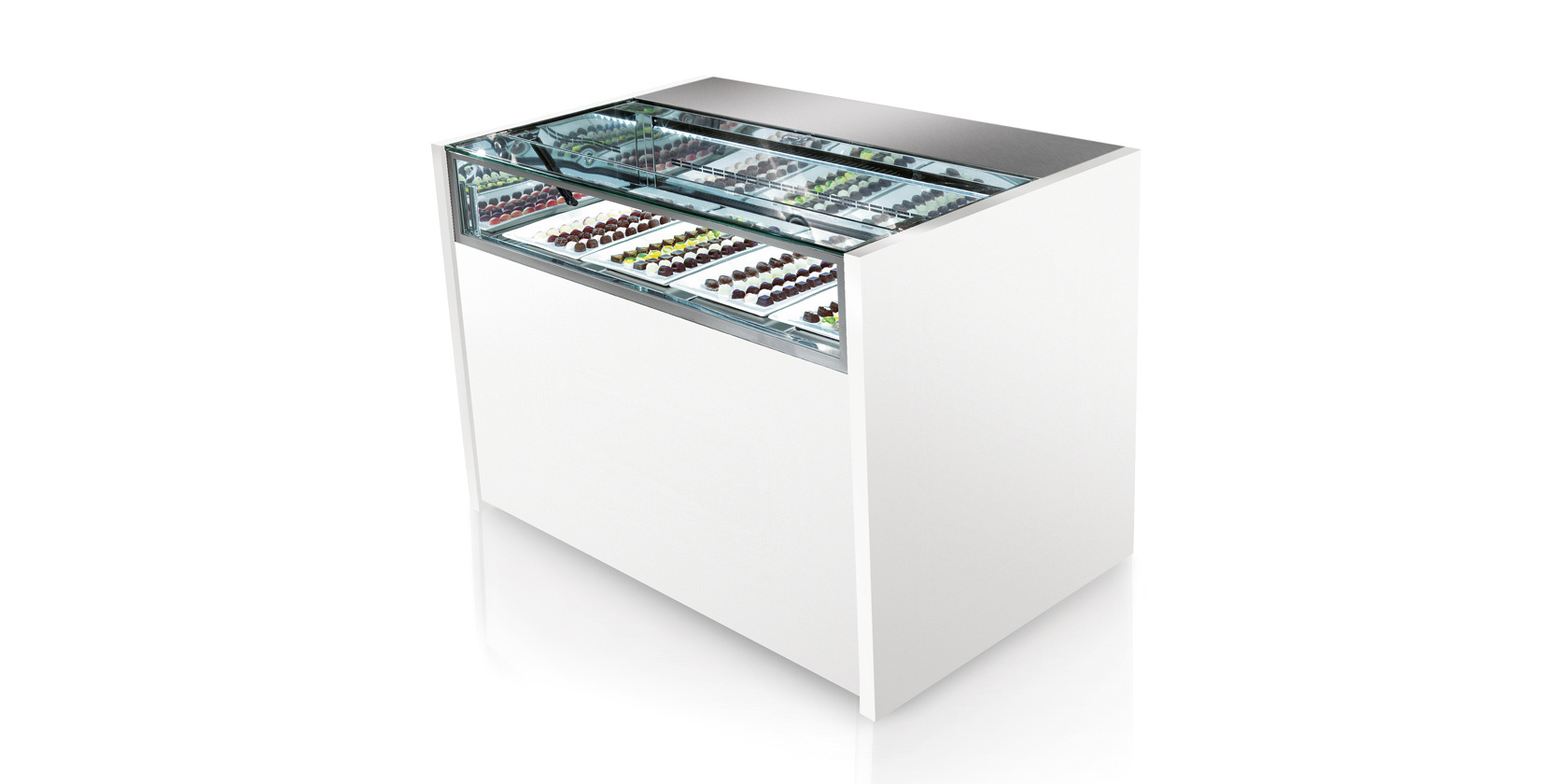 IFI Chocolate – specjalistyczna witryna chłodnicza do ekspozycji pralin i czekoladek Opis zdjęcia: IFI Chocolate to elegancka witryna chłodnicza stworzona z myślą o profesjonalnej ekspozycji pralin, trufli i wyrobów czekoladowych. Dzięki precyzyjnej kontroli wilgotności i temperatury, zapewnia idealne warunki dla przechowywania delikatnych produktów. Przeszklona konstrukcja z panoramicznym widokiem i dyskretne podświetlenie LED podkreślają detale, kolory i strukturę czekoladek, jednocześnie chroniąc je przed wysychaniem i matowieniem.